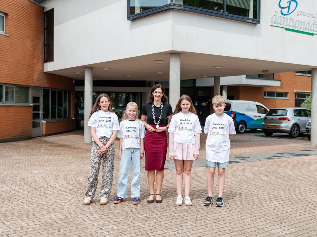 Eefke Dieke Brouwer, Danique Zwarts, burgemeester Haga, Lianne Bosma en Dylan van der Mossel